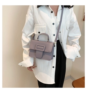 Vue détaillée du sac bandoulière lilas en cuir grainé avec boucle et poignée fixe