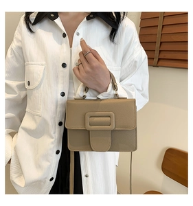 Détail du sac à main en cuir grainé kaki avec boucle carrée et poignée supérieure