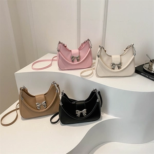 Chicke Halbmond-Handtaschen mit Metalle-Schleife und Kettenriemen in vier Trendfarben
