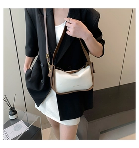 Details der minimalistischen PU-Leder Umhängetasche in Creme mit braunem Rand und Goldschnalle