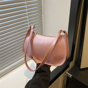 Borsa a spalla a mezzaluna in pelle PU rosa con dettagli dorati e cerniera