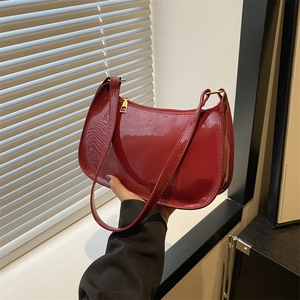 Borsa baguette bordeaux in pelle verniciata lucida con tracolla e zip metallica