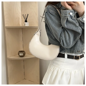Detailed view of the white saddle bag made of high-quality PU leather with silver zipper