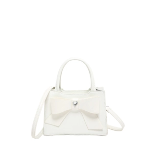 Sac bandoulière en cuir PU blanc avec nœud géant et cristal cœur sur fond blanc