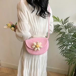 Borsa a tracolla intrecciata rosa da donna con margherita 3D e cinturino intrecciato