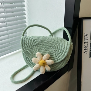 Borsa a tracolla intrecciata verde menta da donna con grande fiore di margherita in 3D