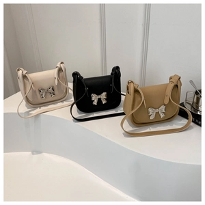 Trois couleurs de sacs de selle en similicuir avec boucles à nœud sur escalier blanc
