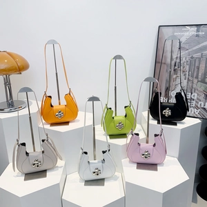 Sac à Épaule pour Femme Style Coréen en Cuir PU avec Boucle Fleur Couleur Contrastée Sac Sous les Bras Bandoulière Mode Printemps 2024