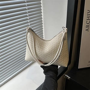 Sac sous le bras tissé beige élégant avec forme courbée et finitions argentées chic