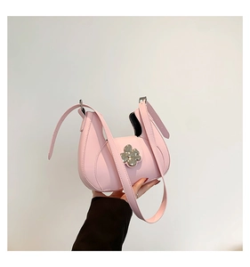 Sac hobo croissant rose avec boucle fleur en métal argenté et finition cuir lisse