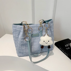 Borsa tote celeste con trama a nido d'ape, catena dorata e ciondolo a nuvola morbida