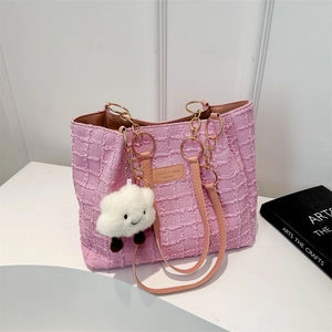 Borsa tote rosa con trama a nido d'ape, catena dorata e ciondolo a nuvola soffice