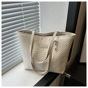 Dettaglio della borsa tote bianco off-white con trapuntatura a V e logo alla moda
