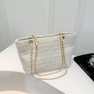 Sac fourre-tout tissé crème élégant avec bandoulières en chaîne dorée et style minimaliste