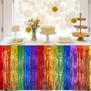 Detailansicht der regenbogenfarbenen Folienfransen-Tischdecke für Partyevent-Deko