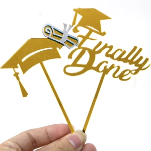Gouden acryl taarttopper 'Finally Done' met afstudeerhoedjes voor feesten in 2026
