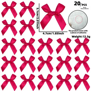 Nahaufnahme von 20 magentafarbenen Satinschleifen mit Klebepunkten für DIY Geschenkdeko