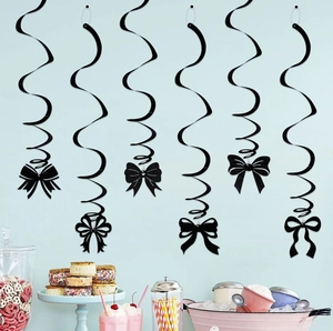Dettaglio di ghirlande a spirale con fiocchi neri glitterati per decorazioni di compleanni