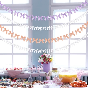 Ghirlanda di fiocchi in nastro colorato per decorazioni festa in viola, bianco e rosa
