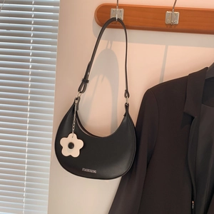 Elegante schwarze Halbmond-Schultertasche mit Blumenanhänger und verstellbarem Lederriemen