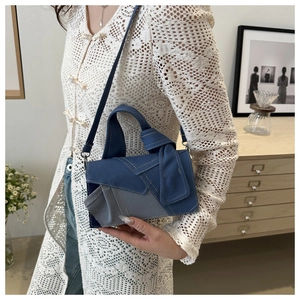 Détail du sac bandoulière en patchwork de denim avec poignée nouée et surpiqûres