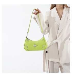 Sac bandoulière vert néon avec ornement étoile argentée et détails rivetés chic
