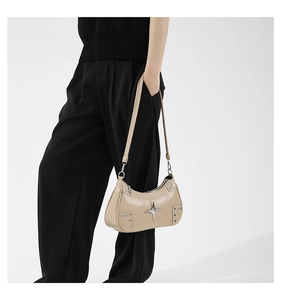 Détail du sac hobo en cuir PU beige avec motif étoile argentée et rivets métalliques