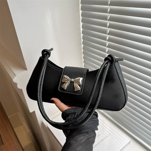 Elegante borsa baguette nera con fibbia a fiocco in metallo argento e doppia tracolla
