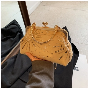 Dettaglio della borsa da sera con paillettes champagne e eleganti motivi a stella