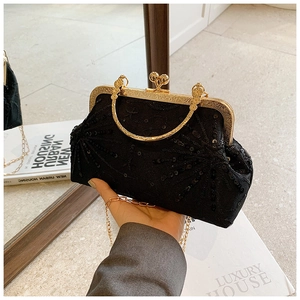 Dettaglio della borsa da sera con paillettes nere, telaio dorato e catenella