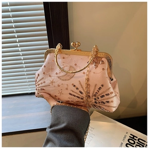 Dettaglio pochette con paillettes rosa, ricamo lunare e catena in metallo dorato