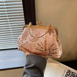 Pochette ricamata con paillettes rosa, motivi di luna e stelle d'oro e tracolla