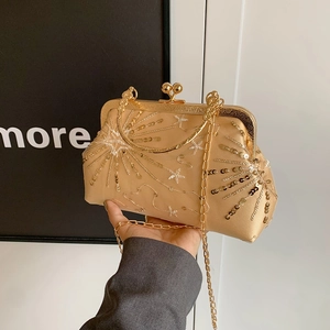 Pochette champagne con paillettes, chiusura in metallo e tracolla a catena