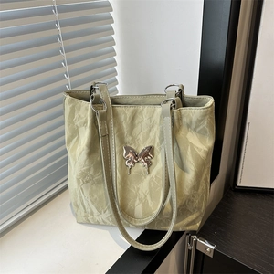 Grand Sac Fourre-tout Plissé en Cuir PU pour Femmes Sac à Épaule Capacité Élevée Avec Décor Papillon en Métal
