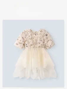 Détail de la robe fille champagne avec plumes à paillettes et jupe en tulle multicouche