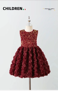 Detalle del vestido rojo para niña con corpiño de lentejuelas y falda de pétalos 3D