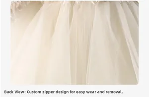 Vue détaillée de la fermeture éclair arrière de qualité sur cette robe en tulle beige