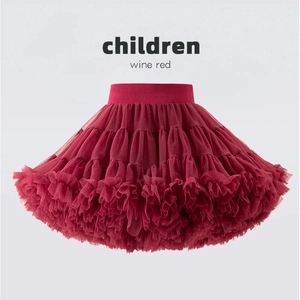 Détail du tutu bordeaux pour filles avec plusieurs couches de tulle fin et ceinture souple