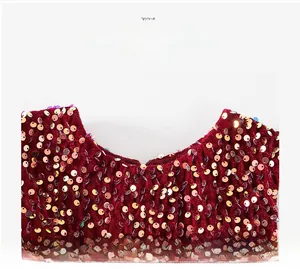 Primer plano del escote del vestido rojo con lentejuelas doradas brillantes para niñas