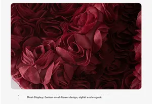 Vista macro detallada de la tela de malla roja oscura con texturas de rosas 3D decorativas