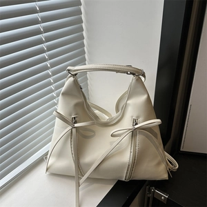 Elegante borsa a secchiello bianco crema con fiocchi chic e cerniere metalliche