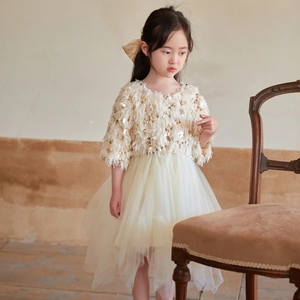 Détail d'une robe de princesse élégante pour fille avec sequins et plumes brillants
