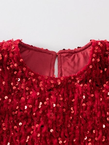 Dettaglio dell'abito da festa rosso per bambine con paillettes e chiusura a goccia