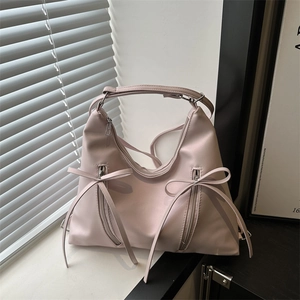 Elegante borsa a secchiello rosa pallido con cerniere argentate e dettagli con fiocco chic