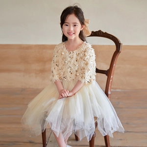 Détail de robe de princesse pour fille avec paillettes champagne et jupe en tulle