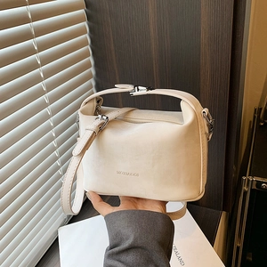 Sac Oreiller Tendance en Cuir PU pour Femmes avec Lettres Gaufrées Design de Niche Décontracté Sac à Épaule avec Bandoulière Réglable