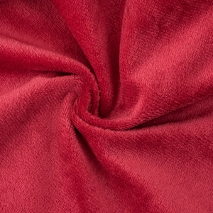 Primer plano de suave tela de felpa roja profunda con pliegues elegantes para vestido niña
