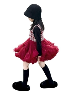 Vista lateral vestido niña en tweed de cuadros rojos con falda de tul burdeos voluminosa