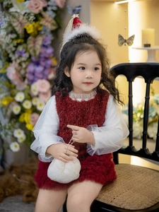 Detalle del vestido navideño rojo para niñas con chaleco de felpa y mangas de tul fino