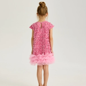 Dettaglio posteriore dell'abito da bambina in paillettes rosa con balze in tulle